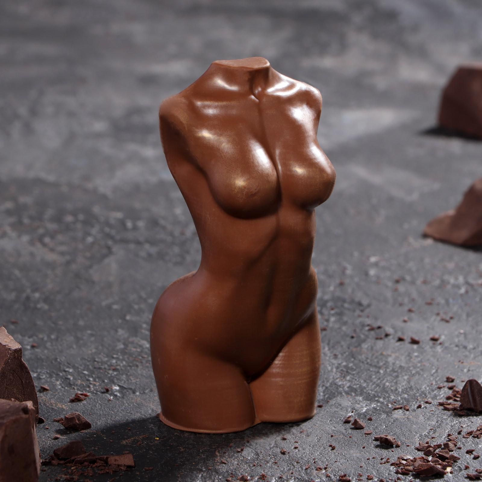 Фигура из молочного шоколада «Девушка»